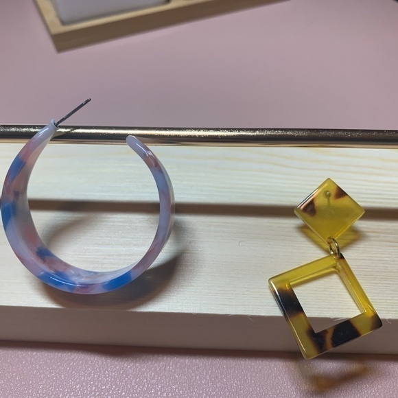 SALE💚 any 3 for $18 💚
 Tortoise Hoop Acrylic Statement Earrings - Picture 7 of 7